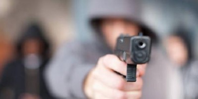 Ladrões fazem família refém por 9h e fogem levando caminhonete e trator de fazenda em...