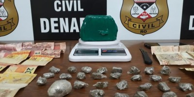 Mãe e filho são flagrados com quase meio quilo de droga em boca de fumo