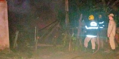 Residência é completamente destruída pelo fogo em Rolim de Moura