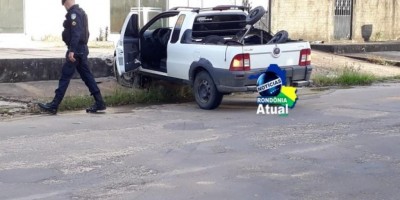 Veículo é abandonado com churrasqueira na carroceria após condutor colidir em calçada...
