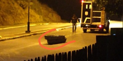 Caixão cai de carro funerário em Cruzeiro do Sul, Acre