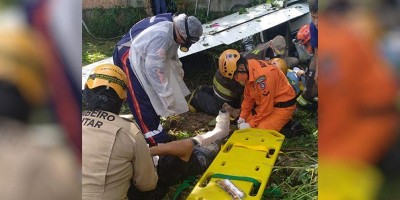 Avião de pequeno porte não consegue decolar e cai em barranco no aeroclube de Manaus