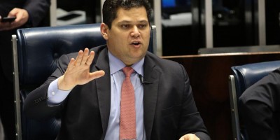 Presidente do Senado, Davi Alcolumbre propõe congelar salário de servidores municipais...