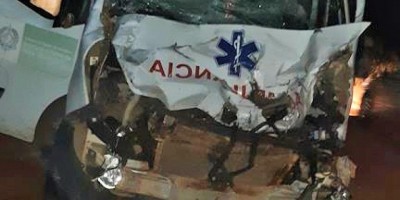 Atualizada: Ambulância de Alta Floresta sofre acidente na BR-364 entre Ariquemes e Jaru;...