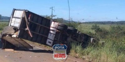 Caminhão boiadeiro tomba na BR-364 em Vilhena
