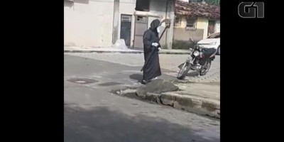 Vestido de 'morte', homem vai à fila da Caixa para sacar auxílio emergencial