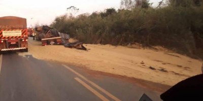 Carreta carregada de grãos tomba na BR 364, em Vilhena