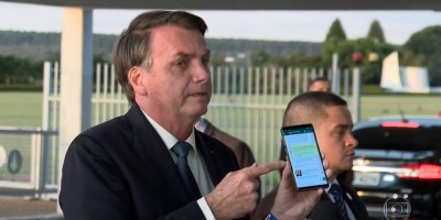 Bolsonaro exibe celular e mostra troca de mensagens idêntica à apresentada por Moro