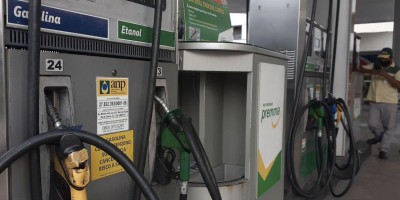 Gasolina vai subir 12% nas refinarias a partir desta quinta, 07
