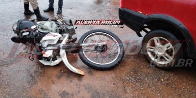 Motociclista sofre fratura exposta na perna ao ser atingido por carro, em Rolim de Moura