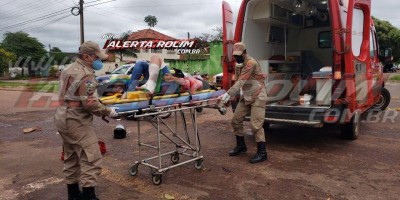 Jovem fratura perna durante colisão entre moto e caminhonete em Rolim de Moura
