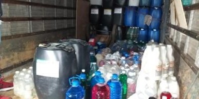 Funcionários são presos suspeitos de roubar álcool gel e produtos de limpeza de empresa