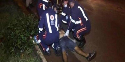 Por causa de cachaça, homem tenta matar amigo a facada