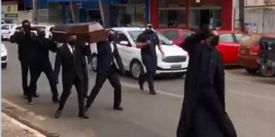 Empresários usam 'dança do caixão' para conscientizar sobre à Covid-19 em Ji-Paraná;...