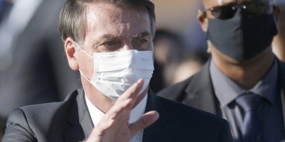 Segundo Bolsonaro, militares que receberam auxílio emergencial são 'jovens do serviço...