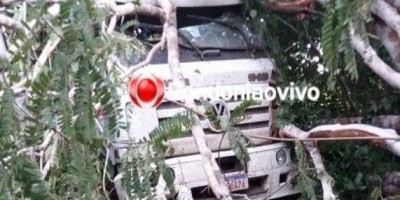 Empresário morre após caminhão cair em ribanceira na BR-364