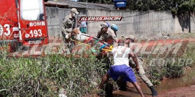 Condutor inabilitado é socorrido após cair com moto dentro de rio, em Rolim de Moura