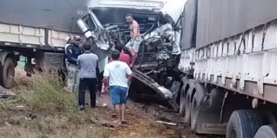 Engavetamento na BR-364, entre Jaru e Ariquemes, deixa motorista preso às ferragens