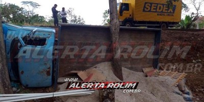 Veículo dos Correios se envolve em acidente após ser atingido por caminhão na RO-490,...