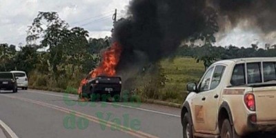 Carro de empresário pega fogo na BR-364 entre Presidente Médici e Cacoal