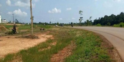 Taxista é agredido, atropelado e bandido capota carro roubado durante fuga