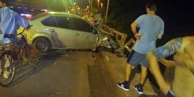 Motorista perde o controle da direção e quase cai dentro do rio em Pimenta Bueno