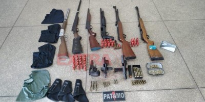 Arsenal e mais de cem munições são apreendidos pela Polícia Militar na área rural do...