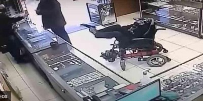 Cadeirante mudo e com paralisia, segura arma com os pés e tenta assalto no RS com...