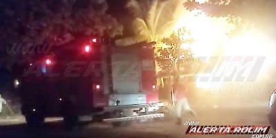 Casa abandonada frequentada por usuários de drogas, é destruída pelo fogo em Rolim de...