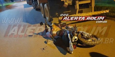 Motociclista é socorrido após bater na traseira de caminhão na Avenida 25 de Agosto,...