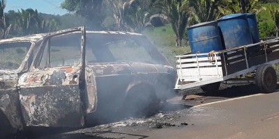 Carro pega fogo enquanto condutor trafegava na RO-140 em Cacaulândia