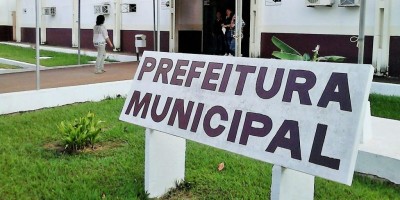 Prefeito revoga decreto que suspendia pagamentos de gratificações e licença premium a...