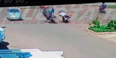 Câmera de segurança flagra acidente entre duas motos que deixou dois feridos em Rolim...