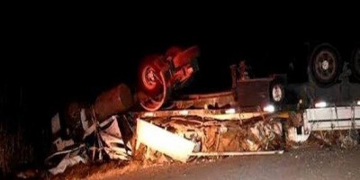 Passageira morre após carreta sair da pista e tombar na BR-364