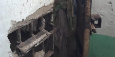 Detentos destroem celas e queimam colchões durante rebelião em presídio de...