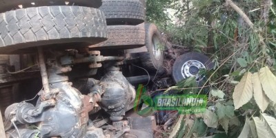Caminhão tomba na RO-481 em Nova Brasilândia e uma pessoa morre