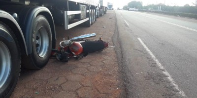 Motoqueiro é lançado embaixo de carreta após ser atingido por Corolla na RO-010 em...