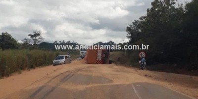 Carreta carregada com soja tomba na BR 364 próximo a Jaru