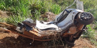 Homem morre após carro partir ao meio em colisão contra árvore