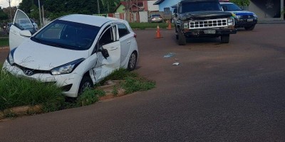 Polícia Militar registra colisão entre caminhonete e HB-20, em Rolim de Moura