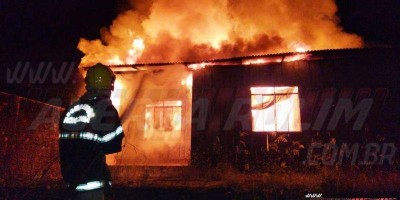 Bombeiros combatem incêndio em residência no Bairro Centenário, em Rolim de Moura