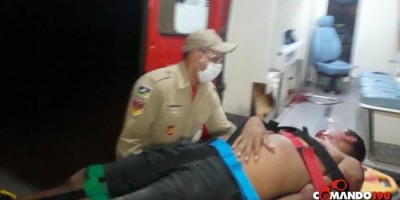 Homem é morto a tiros enquanto conversa com amigos na frente de sua residência, em...