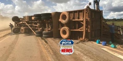 Caminhão boiadeiro tomba na BR-435 próximo a Vilhena e animais ficam feridos