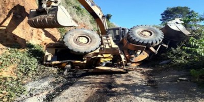 Operador fica preso nas ferragens após pá carregadeira tombar em Ouro Preto
