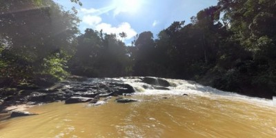 PM flagra 100 pessoas em cachoeira e grupo é denunciado por promover aglomeração, em...
