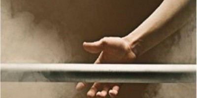 Jovem é atacado com golpes de barra de ferro pelo ex-marido de sua amiga