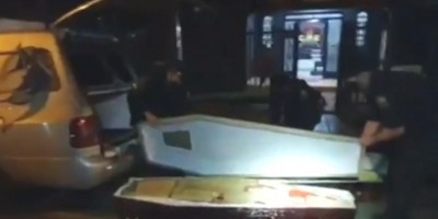 PM encontra 300 kg de maconha escondidos dentro de caixões em carro de funerária; veja...