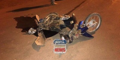 Motocicleta fica destruída após ser arrastada por carreta em Vilhena