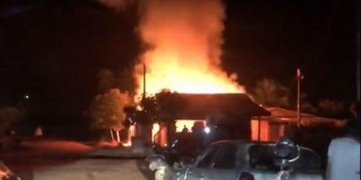 Casa fica destruída após pegar fogo em Alta Floresta; veja os vídeos