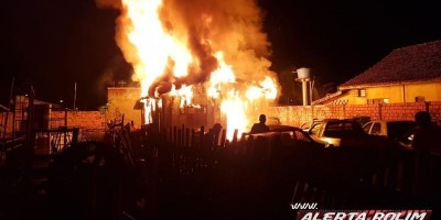 Incêndio é registrado em residência no bairro cidade alta em Rolim de Moura; veja os...